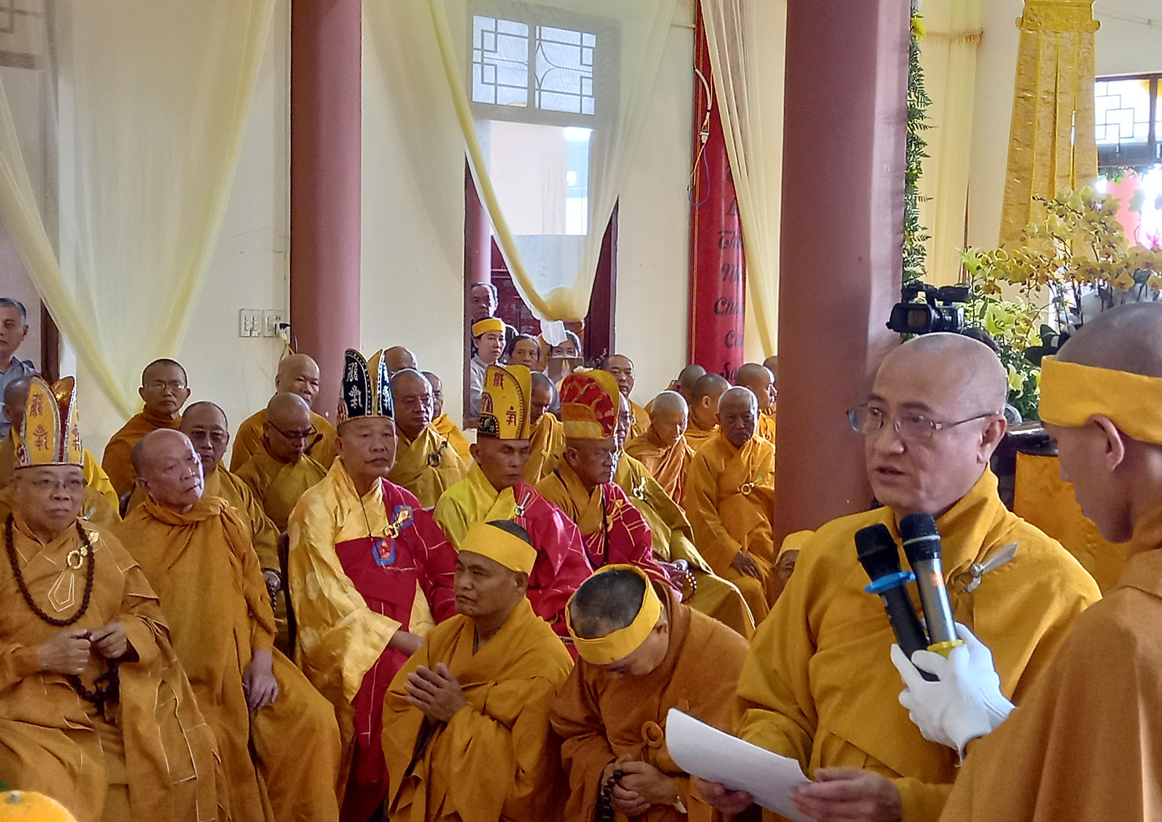 Hòa thượng Thích Huệ Thông cung tuyên tiểu sử Trưởng lão Hòa thượng Thích Từ Hương