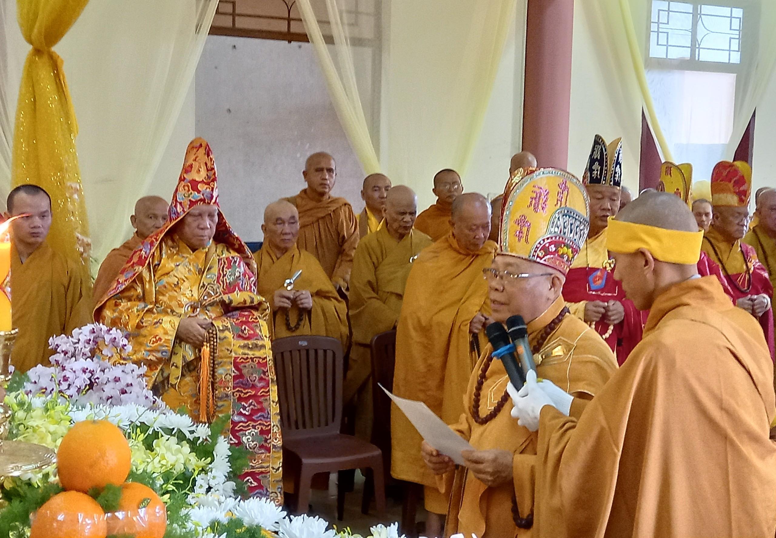 Hòa thượng Thích Quảng Xả đọc lời tưởng niệm của Trung ương GHPGVN