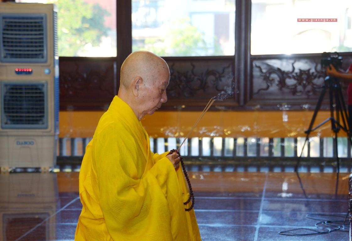 Trưởng lão Hòa thượng Thích Trí Quảng niêm hương bạch Phật - Ảnh: Bảo Toàn Trưởng lão Hòa thượng Thích Trí Quảng niêm hương bạch Phật - Ảnh: Bảo Toàn