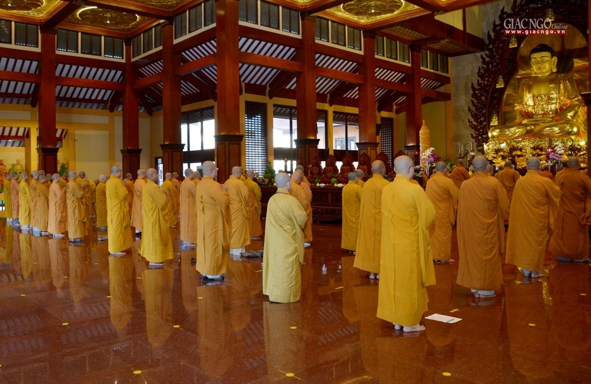 Để cùng tham dự bố-tát chung - Ảnh: Bảo Toàn Để cùng tham dự bố-tát chung - Ảnh: Bảo Toàn