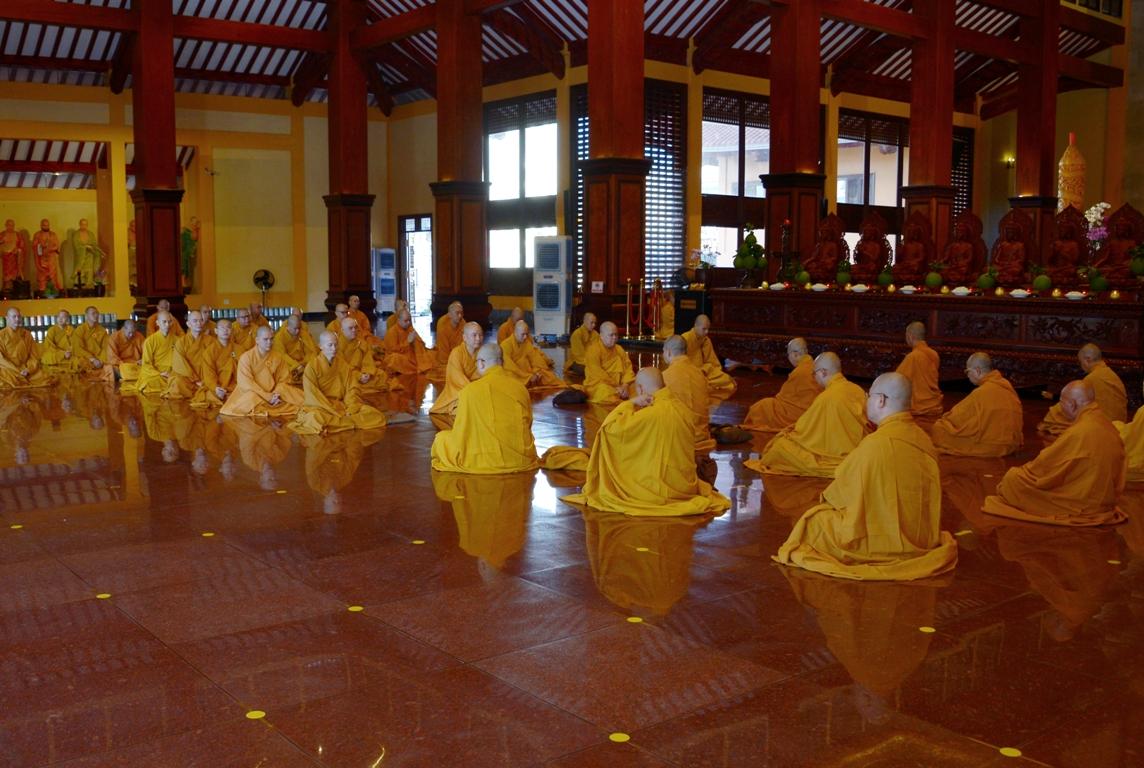 Chư Tăng nhiếp tâm nghe giới - Ảnh: Bảo Toàn Chư Tăng nhiếp tâm nghe giới - Ảnh: Bảo Toàn