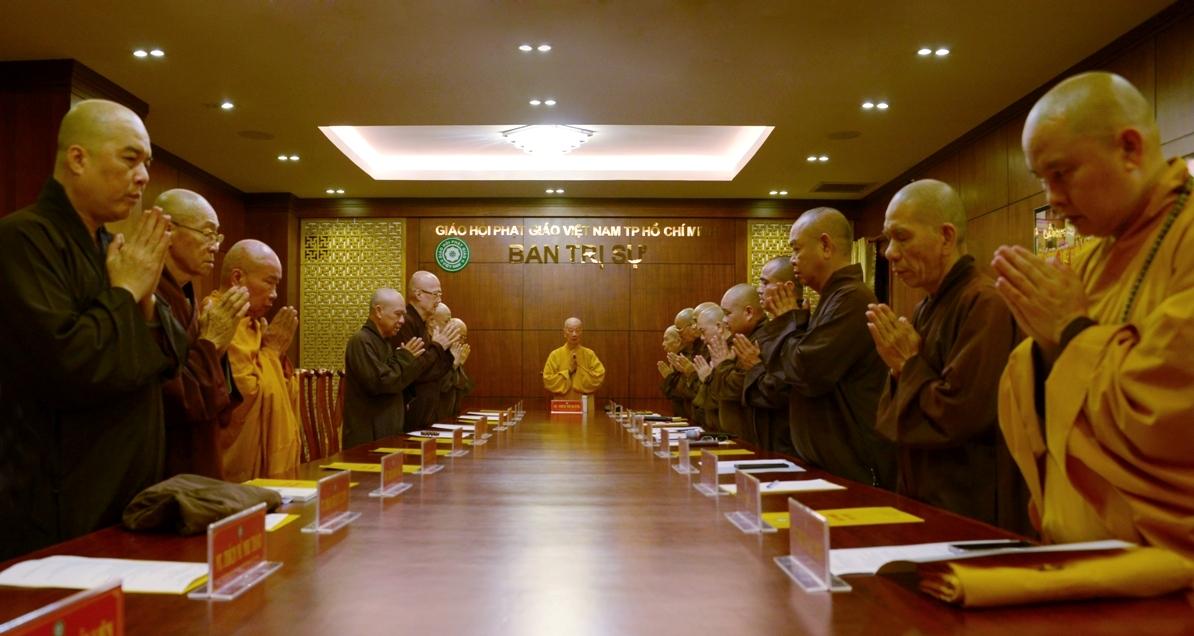 Chư tôn đức niệm Phật cầu gia bị trước phiên họp Chư tôn đức niệm Phật cầu gia bị trước phiên họp