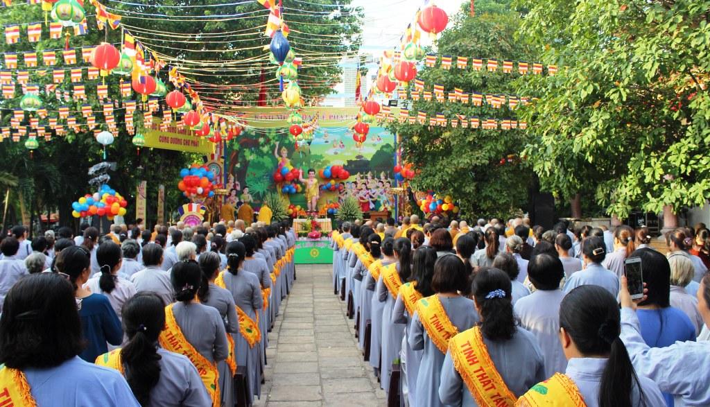 Phật tử tham dự Đại lễ Phật đản tại lễ đài của quận nhà Phật tử tham dự Đại lễ Phật đản tại lễ đài của quận nhà