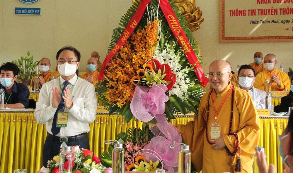 Ban Tôn giáo Chính phủ tặng hoa chúc mừng