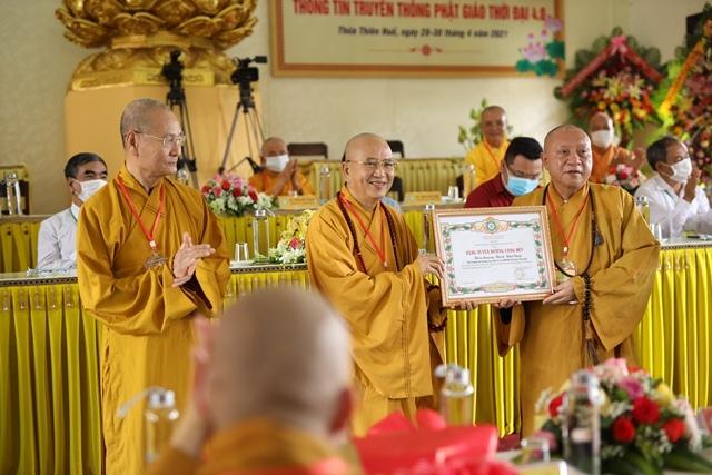 Hòa thượng Thích Gia Quang trao Bằng tuyên dương công đức cho Hòa thượng Thích Khế Chơn