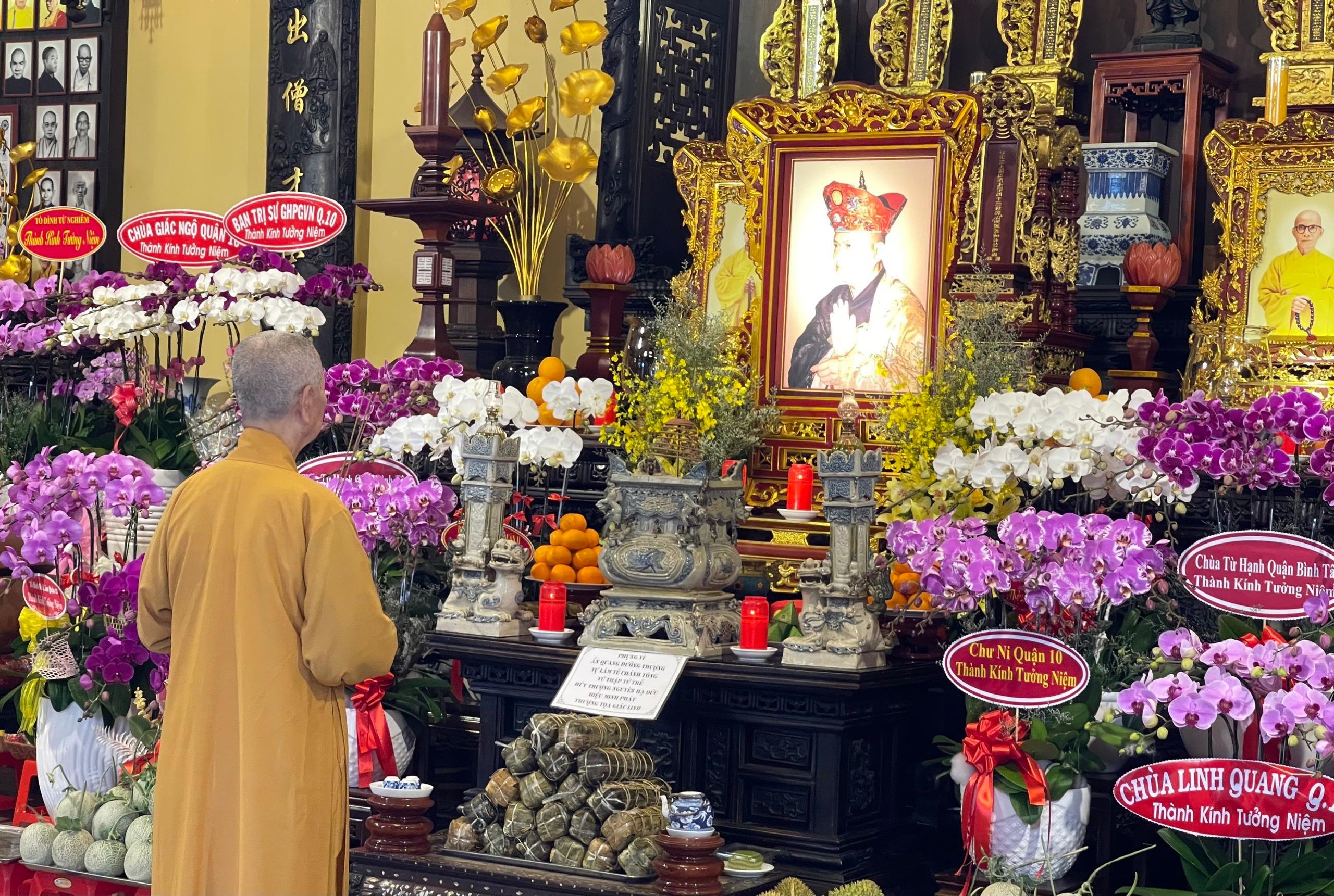 Trưởng lão Hoà thượng Thích Trí Quảng niêm hương tưởng niệm - Ảnh: Trung Hiếu Trưởng lão Hoà thượng Thích Trí Quảng niêm hương tưởng niệm - Ảnh: Trung Hiếu