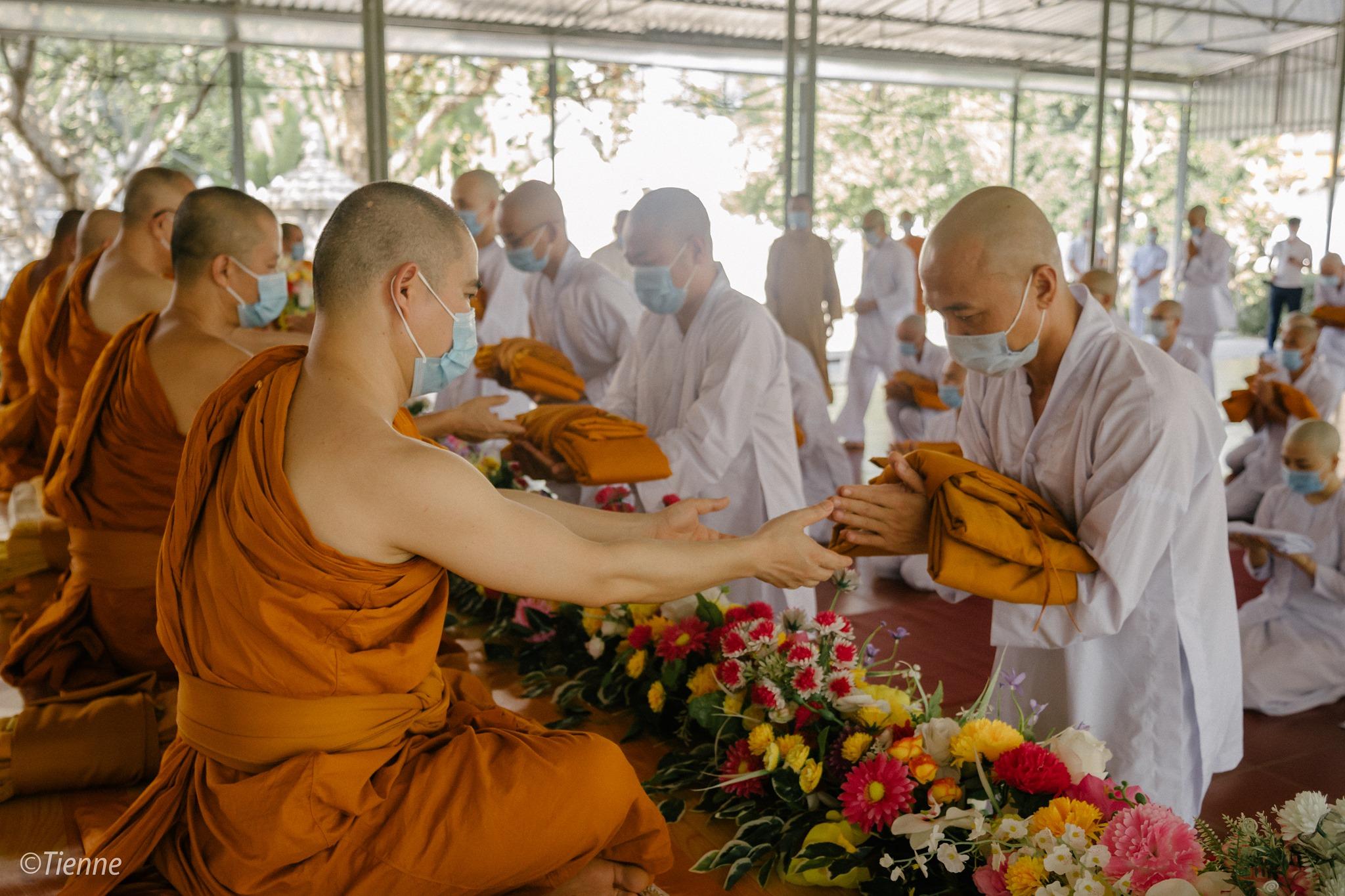 Trao truyền giới Sa-di và y cho các vị giới tử gieo duyên xuất gia - Ảnh: H.K