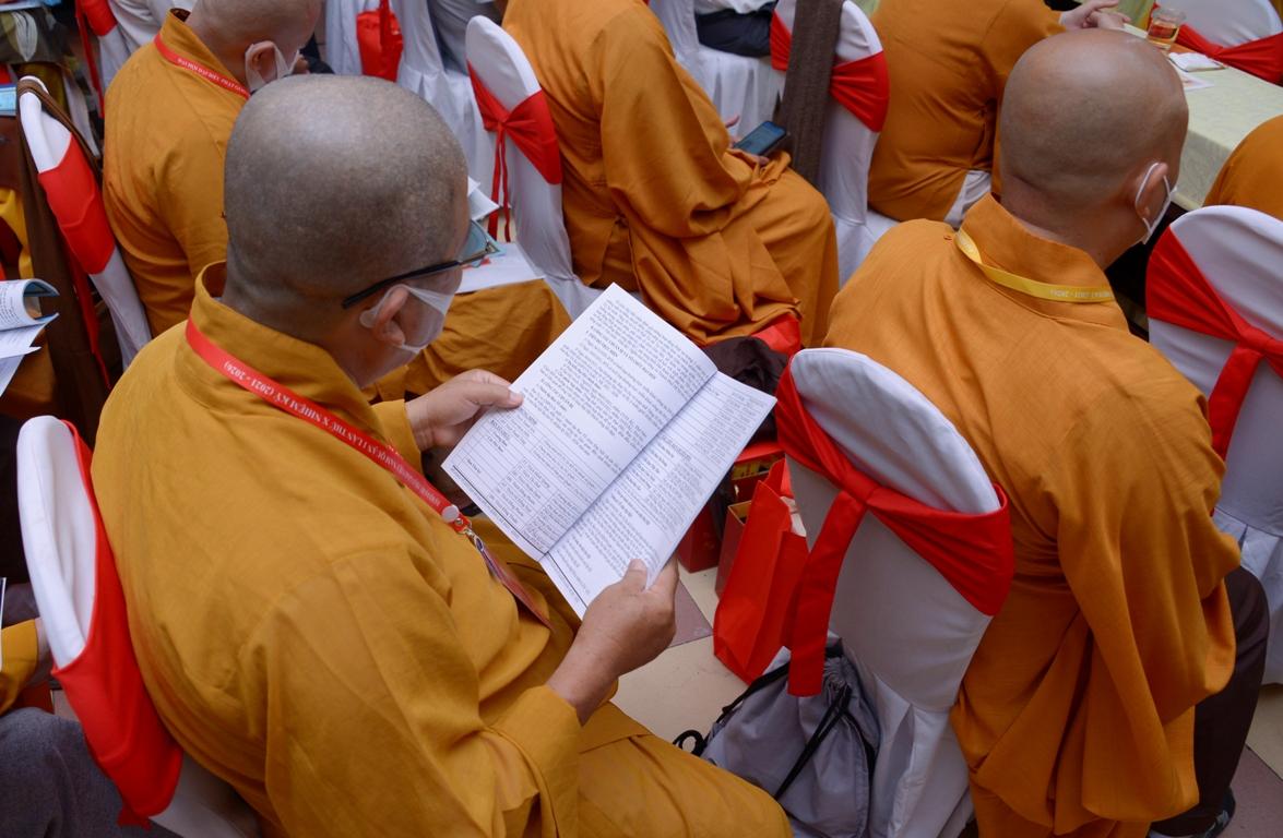 Đại biểu xem báo cáo