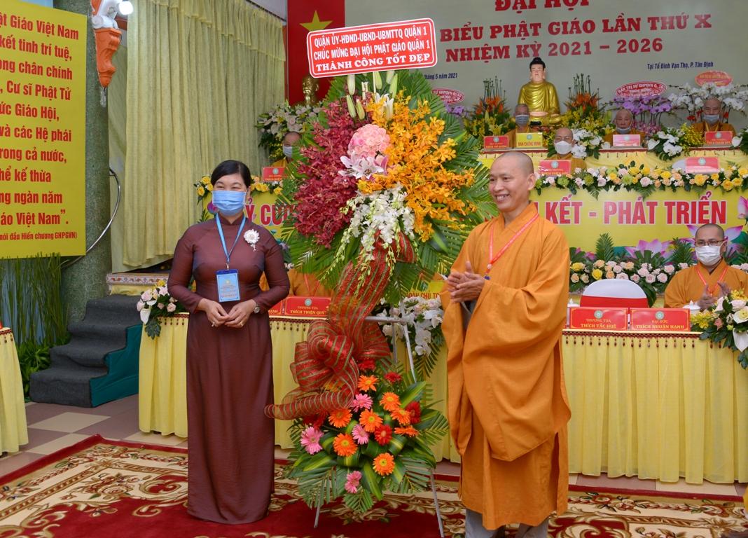 Lãnh đạo quận 1 chúc mừng