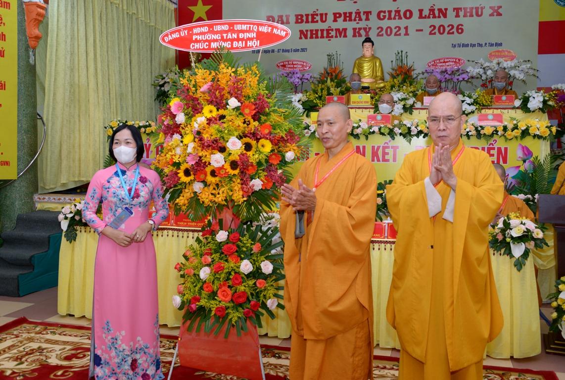 Đại diện chính quyền phường Tân Định chúc mừng