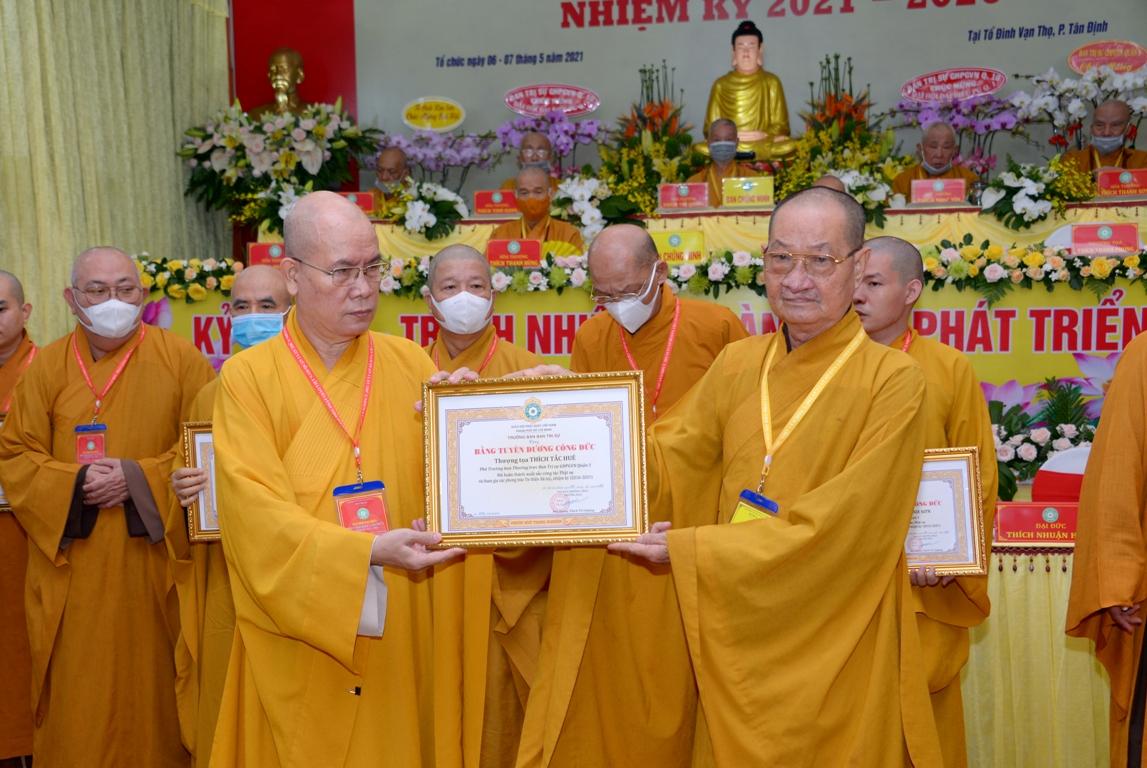 Hòa thượng Thích Huệ Văn trao Bằng tuyên dương công đức