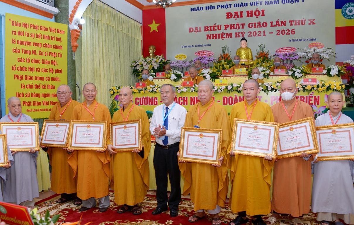 Nhận giấy khen của Ủy ban Nhân dân TP.HCM