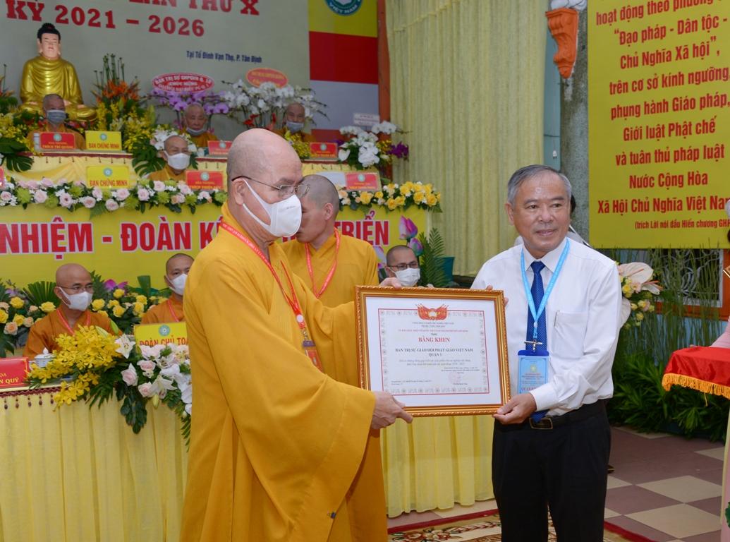 Dịp này, Ủy ban MTTQVN TP.HCM, các cơ quan chức năng quận 1 cũng tặng nhiều giấy khen đến các tập thể và cá nhân Tăng Ni