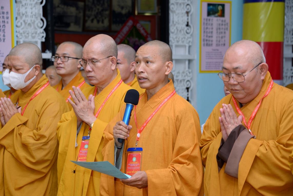 Thượng tọa Thích Minh Quang thay mặt tân Ban Trị sự phát nguyện nhận nhiệm vụ