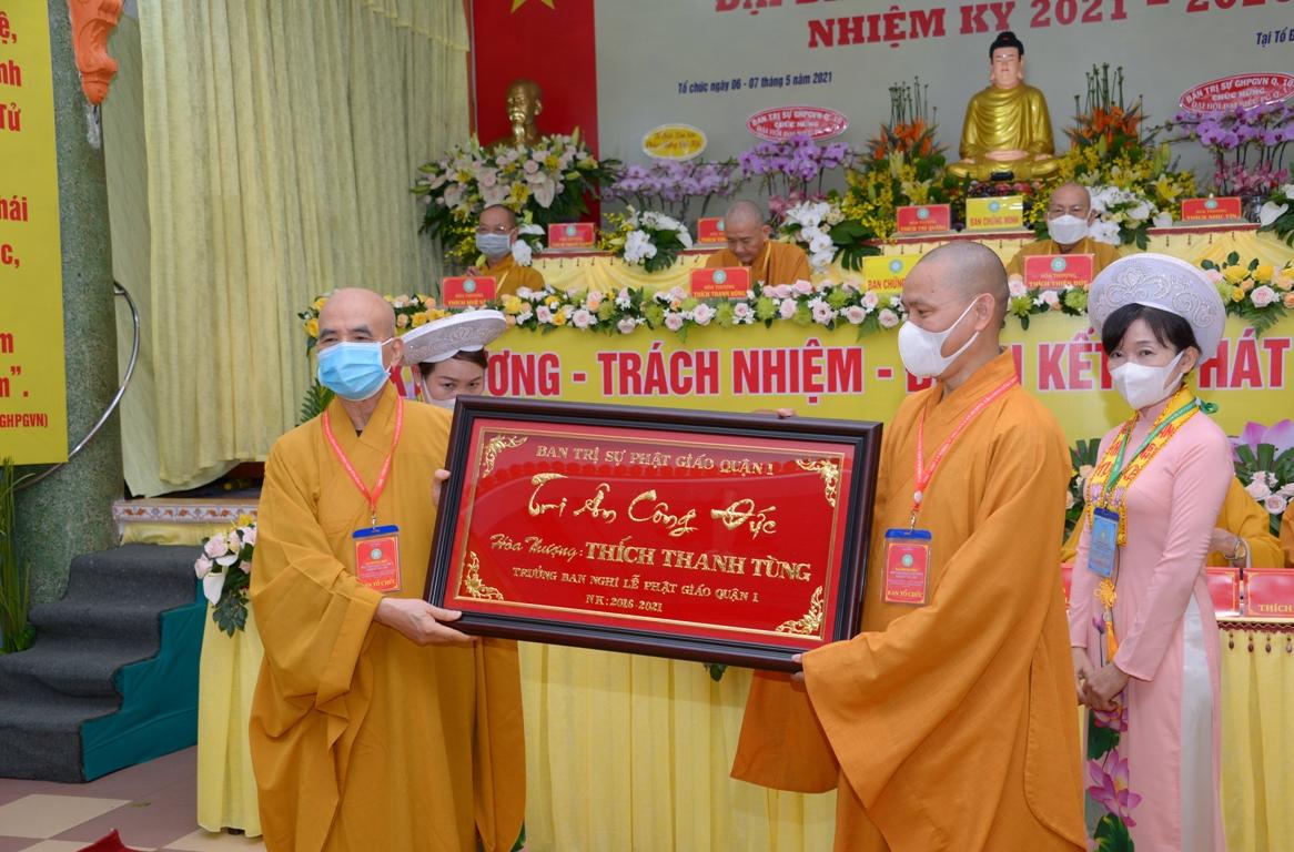 Tân Ban Trị sự tặng quà tri ân đến Hòa thượng Thích Thanh Tùng