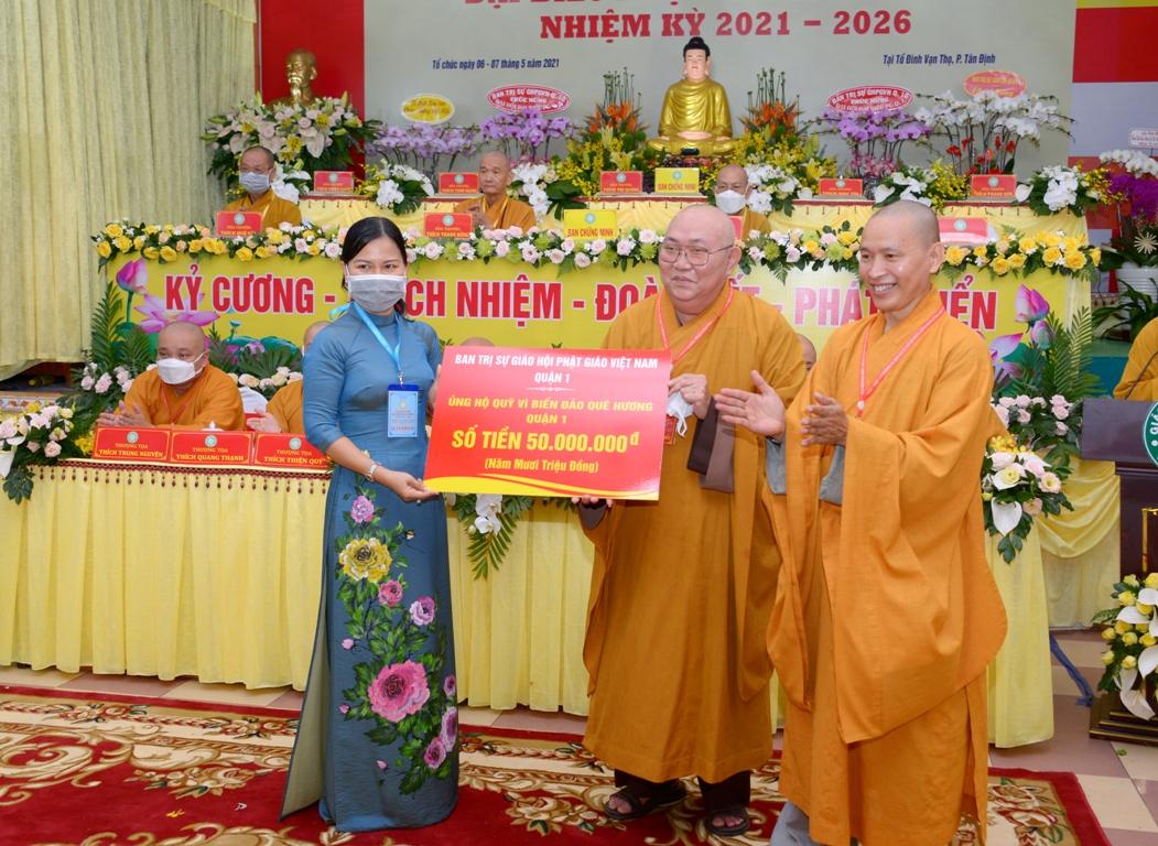 Trao tiền ủng hộ Quỹ vì biển đảo quê hương