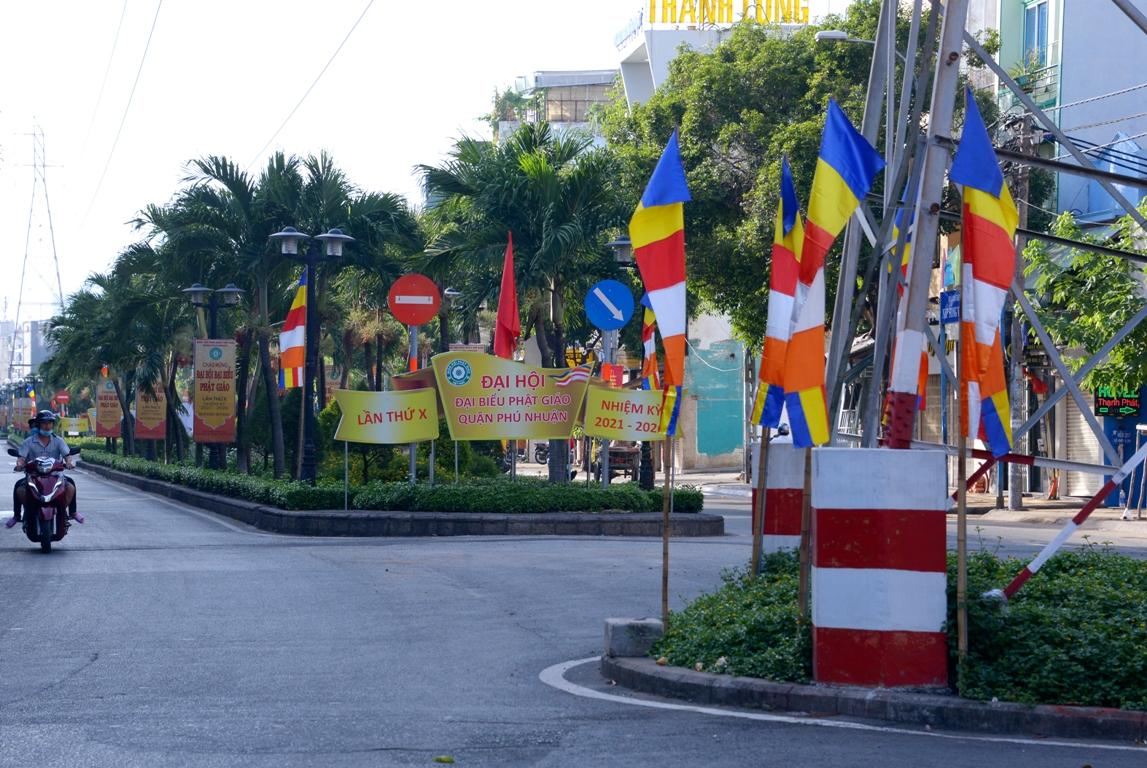 Trên tuyến đường Phan Xích Long