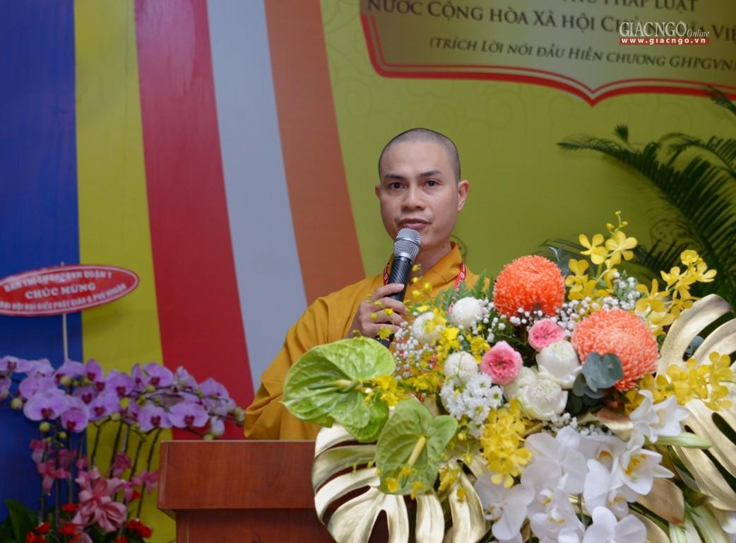 Đại đức Thích Tuệ Nhật, Trưởng ban Thông tin - Truyền thông GHPGVN quận Phú Nhuận dẫn chương trình