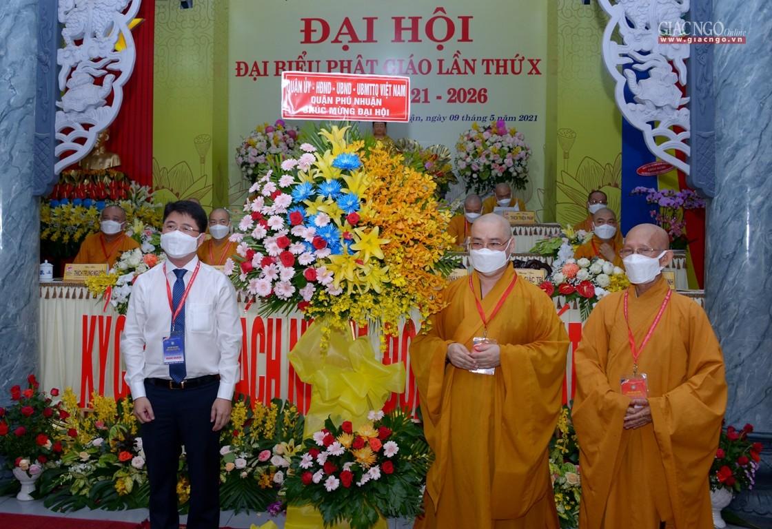 Ông Bí thư Quận ủy Phú Nhuận tặng hoa chúc mừng đại hội