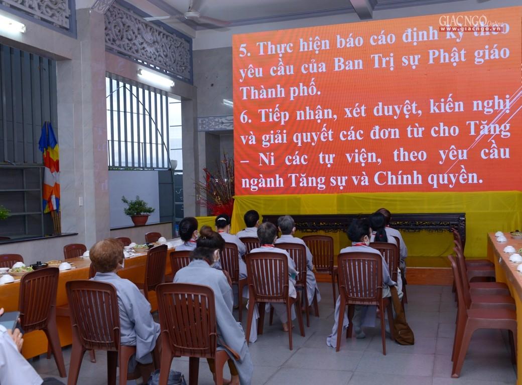 Phật tử theo dõi qua các màn hình ở các không gian bố trí ở phòng khách của tổ đình Kim Sơn