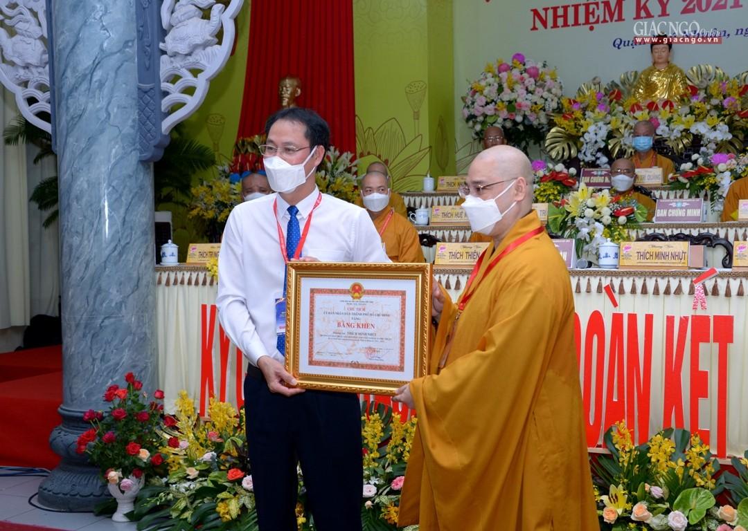 Nhiều tập thể và cá nhân được trao Bằng khen của Thành phố