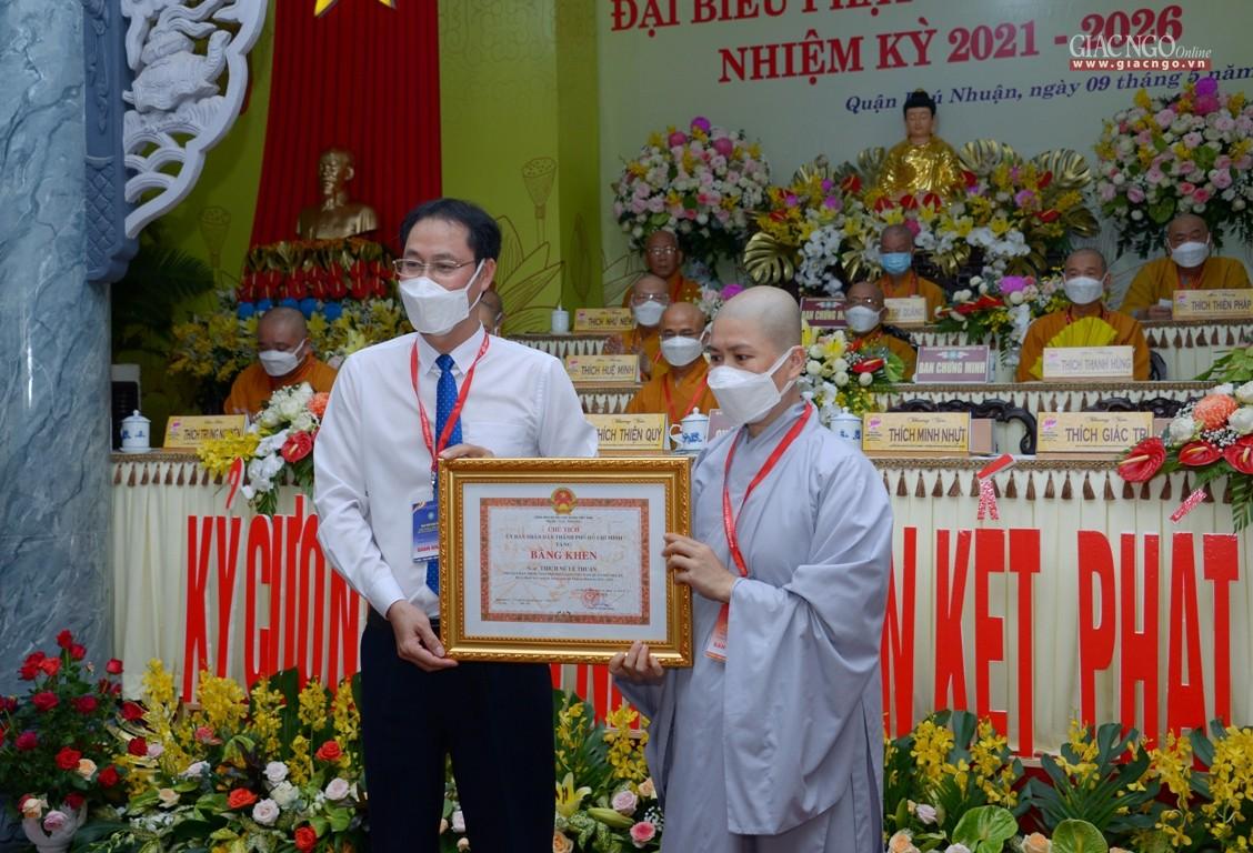Đại diện Ni sư Thích nữ Lệ Thuận nhận Bằng khen của Chủ tịch Ủy ban Nhân dân TP.HCM