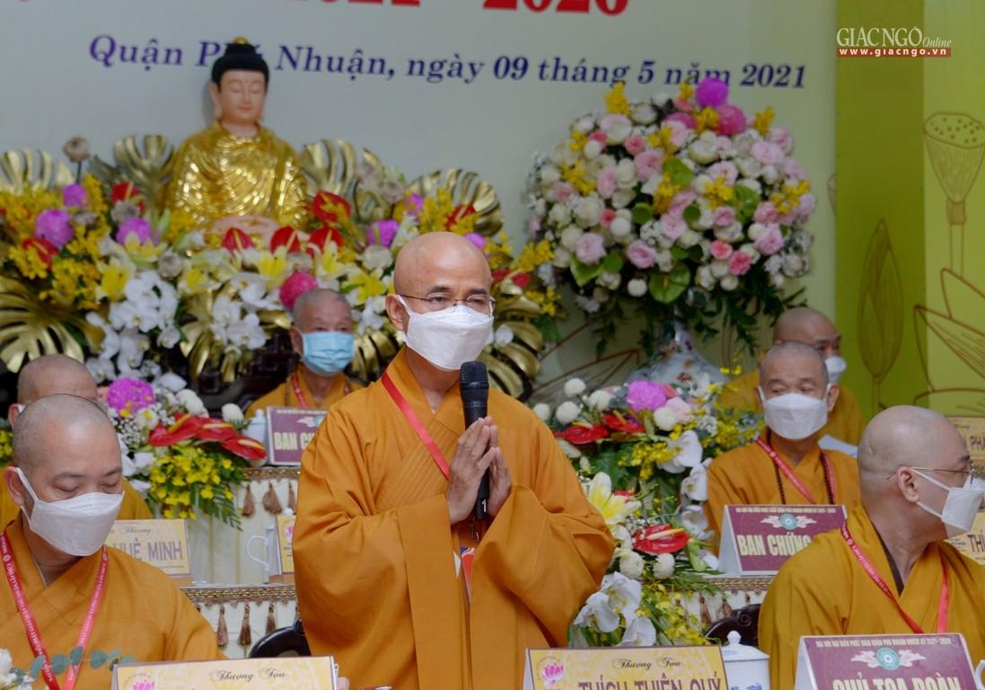 Thượng tọa Thích Thiện Quý cung thỉnh Trưởng lão Hòa thượng chứng minh lấy ý kiến đại biểu