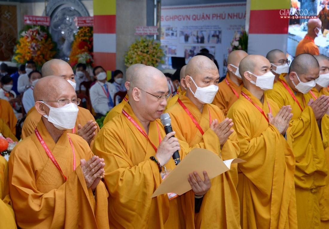 Thượng tọa Thích Minh Nhựt thay mặt tân Ban Trị sự phát nguyện nhận nhiệm vụ