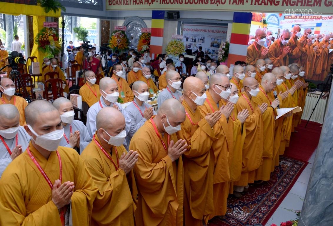 Các thành viên tân Ban Trị sự đón nhận đạo từ của Trưởng lão Hòa thượng Thích Trí Quảng