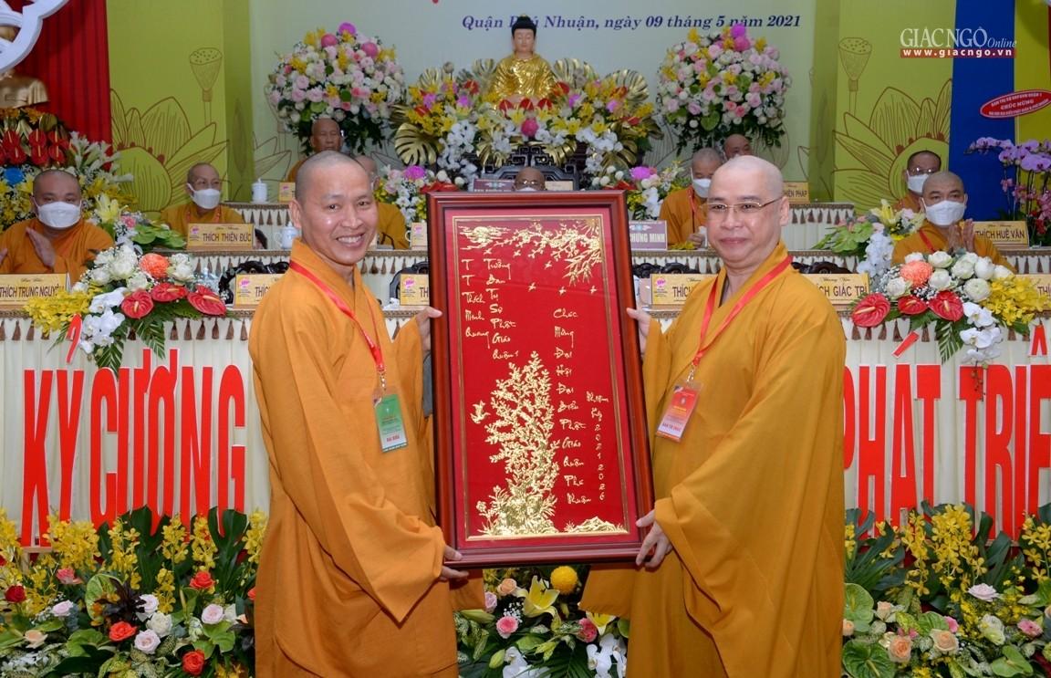 Đòn nhận quà chúc mừng của các Ban Trị sự quận huyện