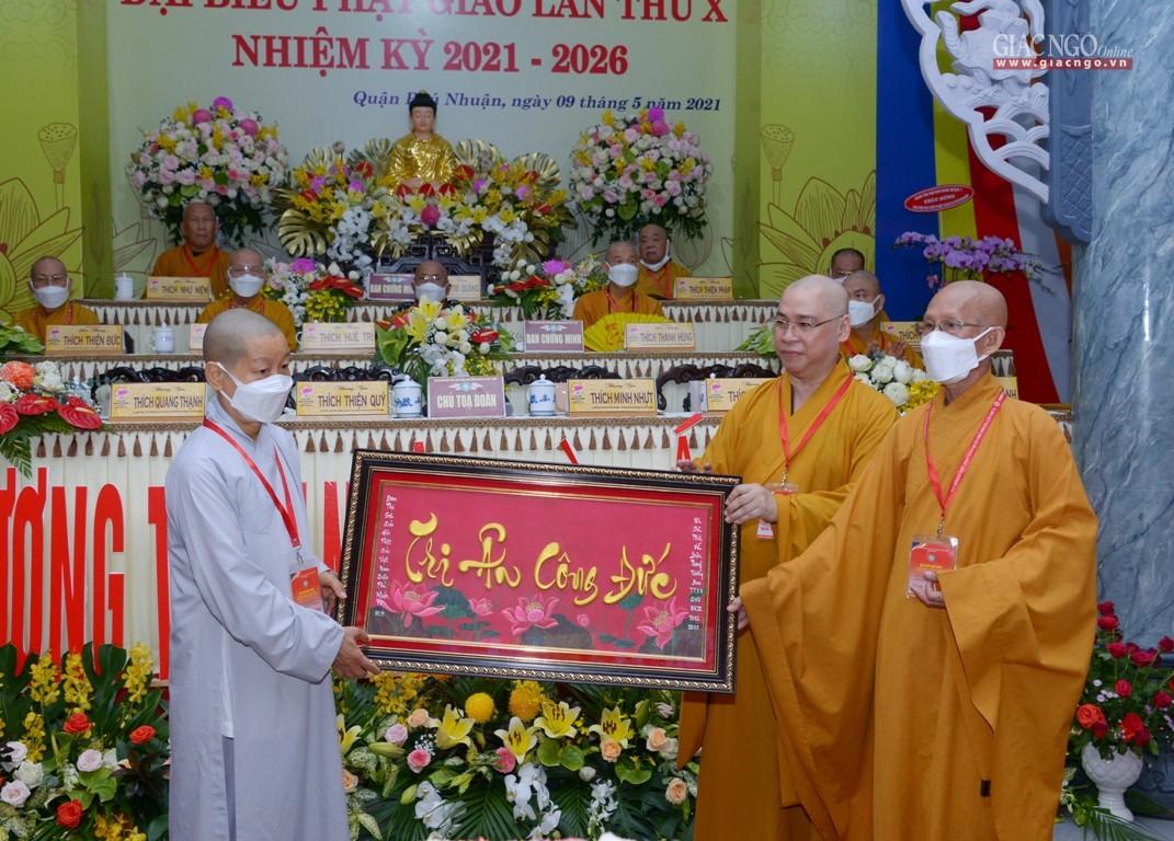 Tân Ban Trị sự tặng quà tri ân đến chư vị không tham gia Ban Trị sự nhiệm kỳ mới