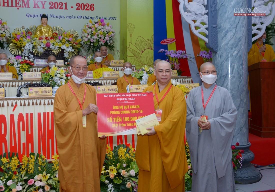 Ban Tổ chức trao 100 triệu ủng hộ chương trình mua vắc-xin Covid-19 cho người nghèo do Ban Trị sự GHPGVN TP.HCM phát động