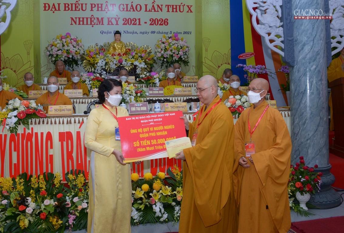 Tặng 50 triệu đến Quỹ vì người nghèo của quận Phú Nhuận