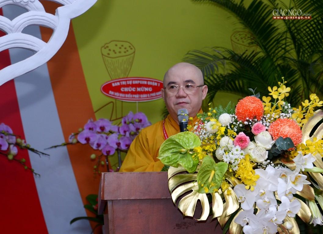 Đại đức Thích Thiện Thuận thay mặt Ban Thư ký trình danh sách đại biểu quận Phú Nhuận tham dự Đại hội đại biểu Phật giáo Thành phố sắp tới