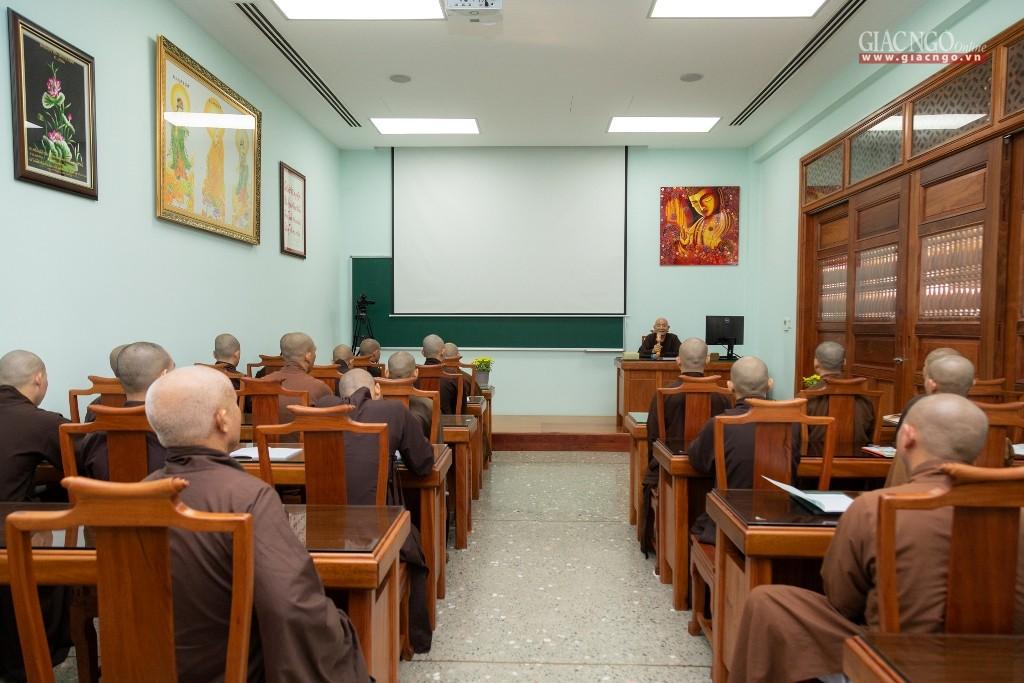 Một giờ học của Tăng sinh khoa Luật học Phật giáo tại tu viện Vĩnh Nghiêm Một giờ học của Tăng sinh khoa Luật học Phật giáo tại tu viện Vĩnh Nghiêm
