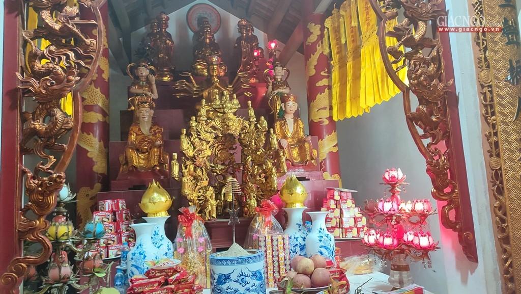 Ban thờ Tam Bảo chùa Phổ Quang Ban thờ Tam Bảo chùa Phổ Quang