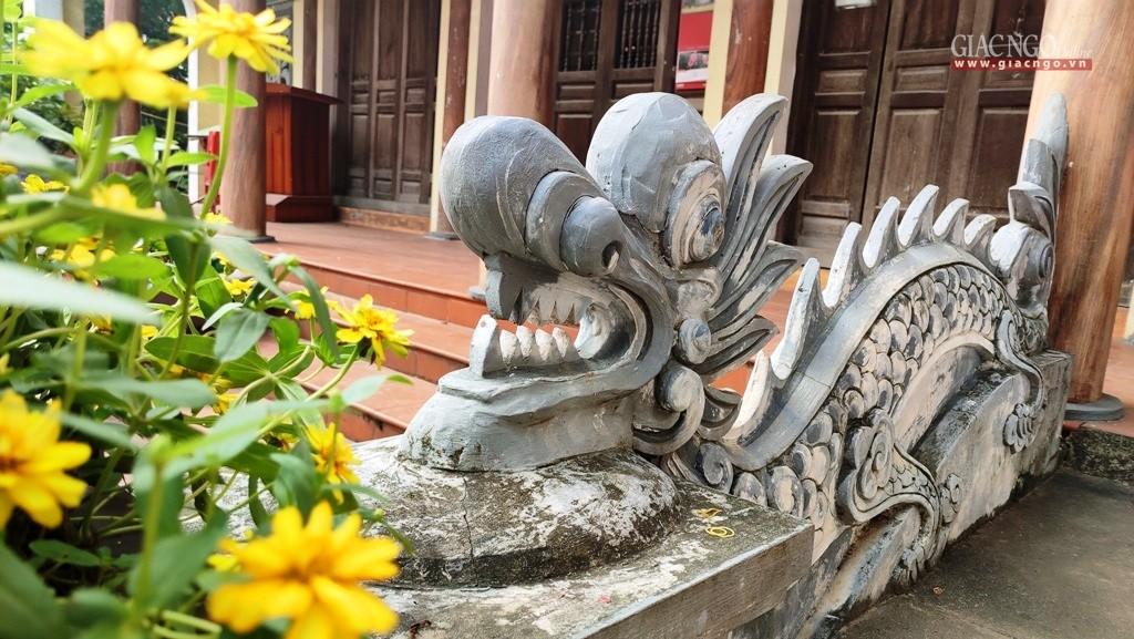 Rồng đá mộc mạc trước cửa chùa Rồng đá mộc mạc trước cửa chùa