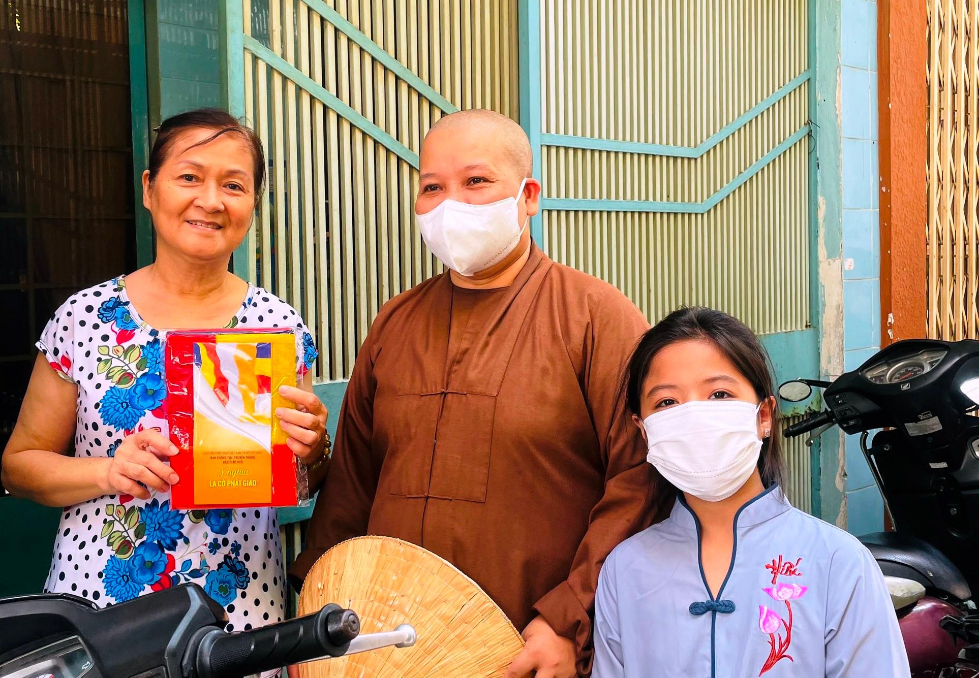 Sư cô Thích nữ Thánh Tâm mang niềm vui tinh thần đến với Phật tử trên địa bàn quận 10