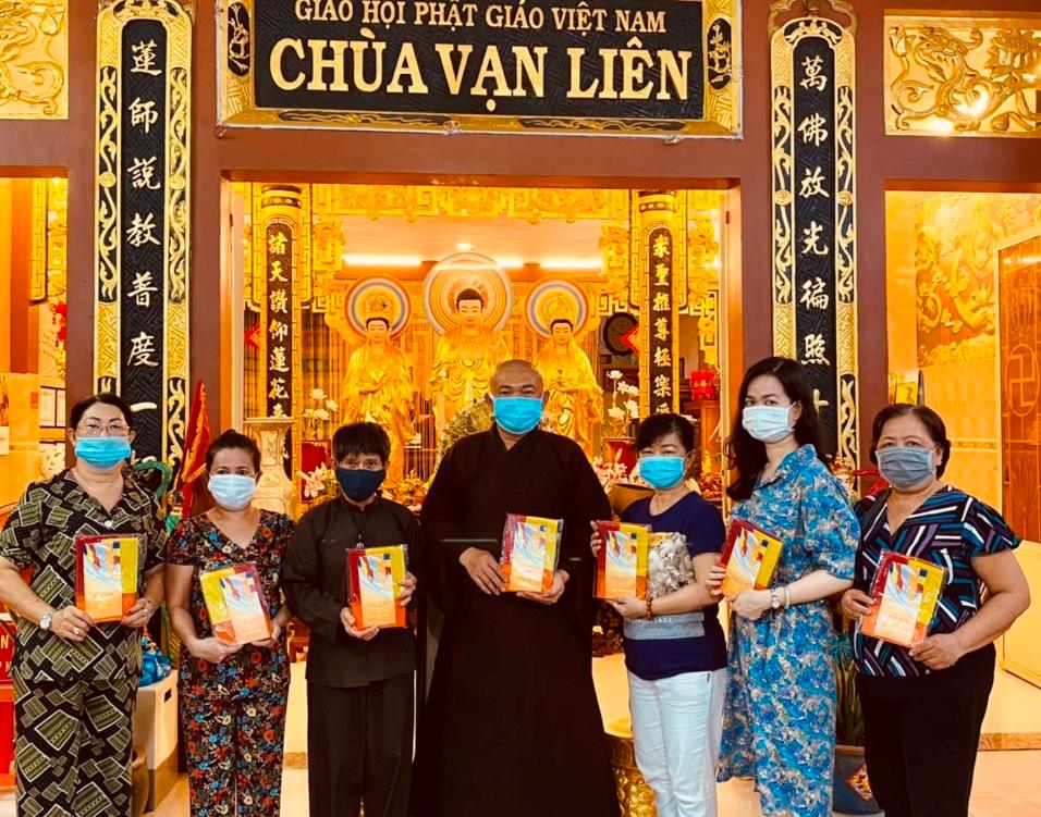 Thượng tọa Thích Lệ Quang với chương trình &quot;Vạn lá cờ Phật giáo&quot; tại chùa Vạn Liên (quận 8)