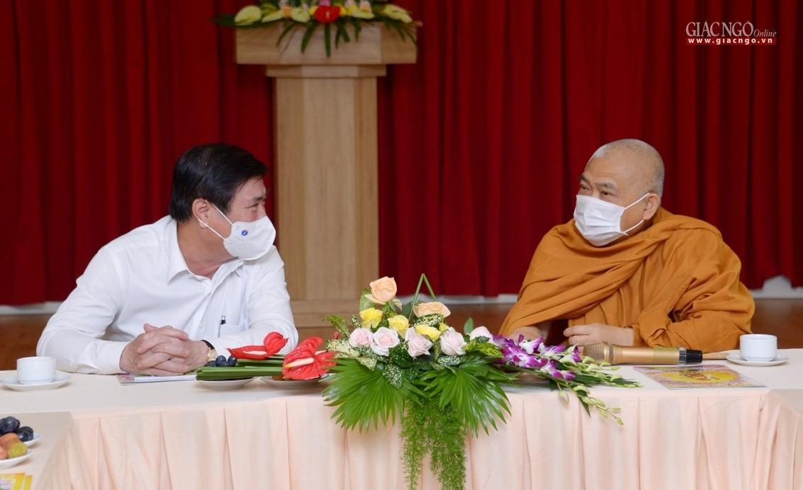 Ông Nguyễn Thành Phong và Hòa thượng Thích Giác Toàn Ông Nguyễn Thành Phong và Hòa thượng Thích Giác Toàn