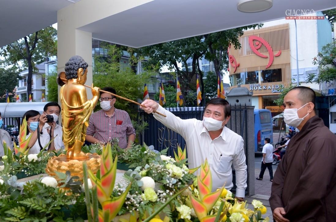 Ông Nguyễn Thành Phong thực hiện nghi thức Tắm Phật tại sảnh trụ sở tòa soạn Báo Giác Ngộ Ông Nguyễn Thành Phong thực hiện nghi thức Tắm Phật tại sảnh trụ sở tòa soạn Báo Giác Ngộ
