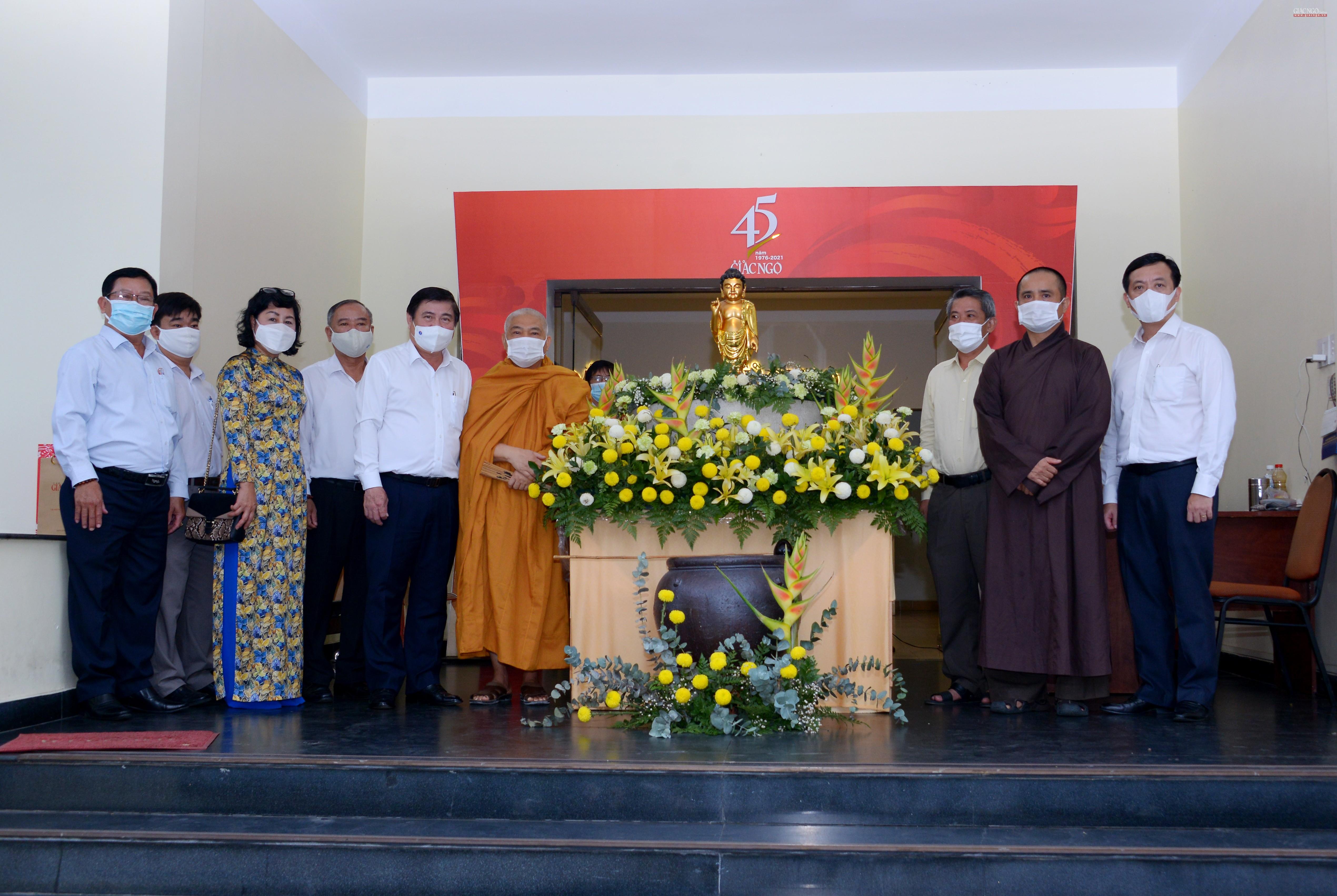 Chụp hình lưu niệm trước sảnh trụ sở tòa soạn Báo Giác Ngộ Chụp hình lưu niệm trước sảnh trụ sở tòa soạn Báo Giác Ngộ