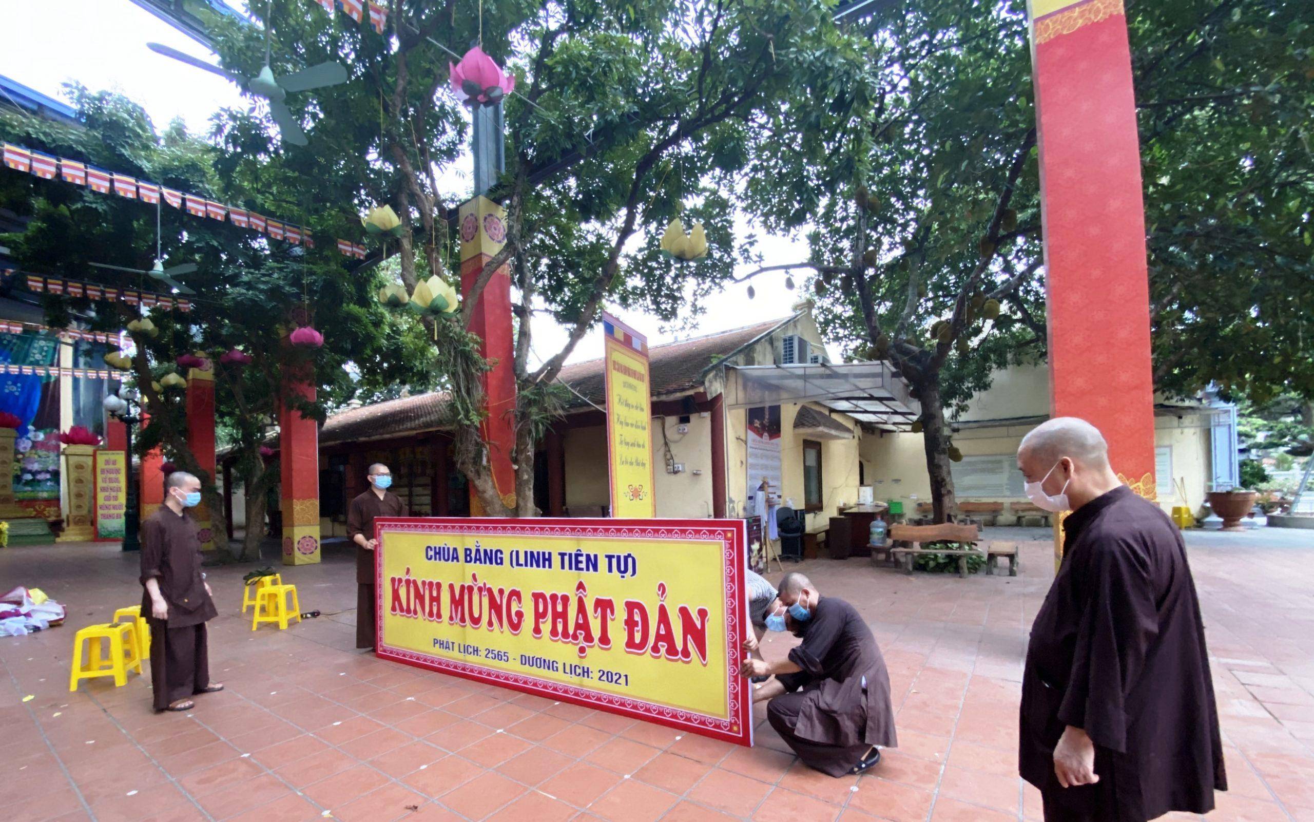 Hòa thượng Thích Bảo Nghiêm chỉ đạo trang trí mừng Phật đản tại chùa Bằng