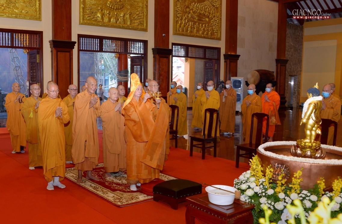 Chư tôn đức giáo phẩm cử hương cúng dường Chư tôn đức giáo phẩm cử hương cúng dường