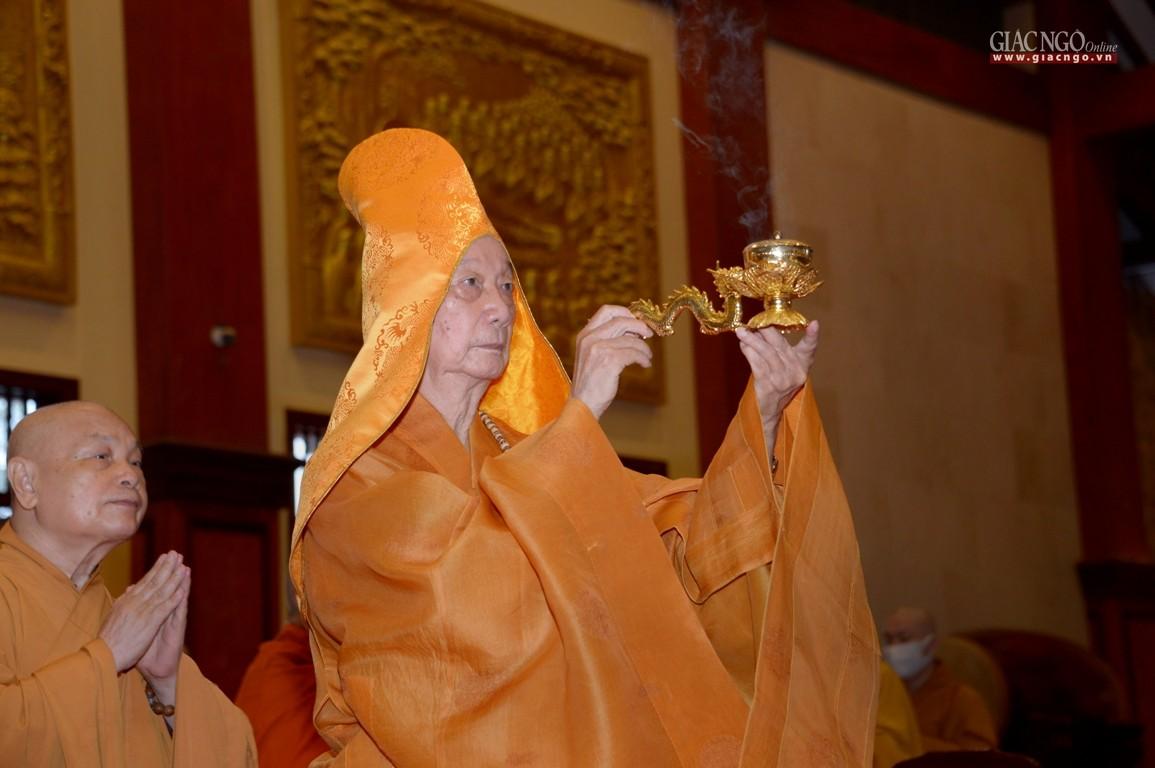 Trưởng lão Hòa thượng Thích Trí Quảng cử hương cúng dường Trưởng lão Hòa thượng Thích Trí Quảng cử hương cúng dường