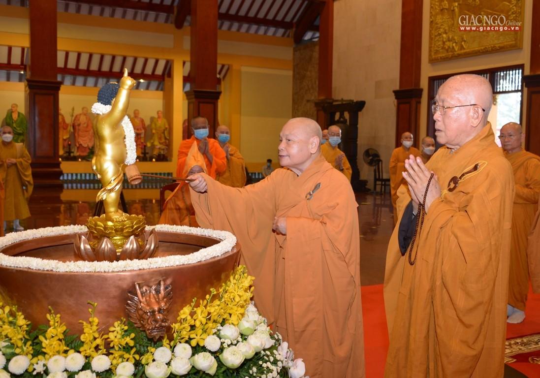 Hòa thượng Thích Thiện Nhơn, Chủ tịch Hội đồng Trị sự cử hành nghi thức Tắm Phật Hòa thượng Thích Thiện Nhơn, Chủ tịch Hội đồng Trị sự cử hành nghi thức Tắm Phật