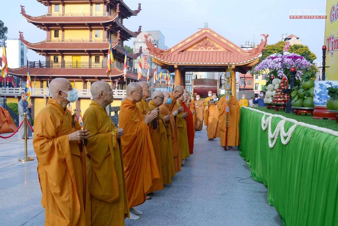 Chư tôn đức niêm hương cúng dường Chư tôn đức niêm hương cúng dường