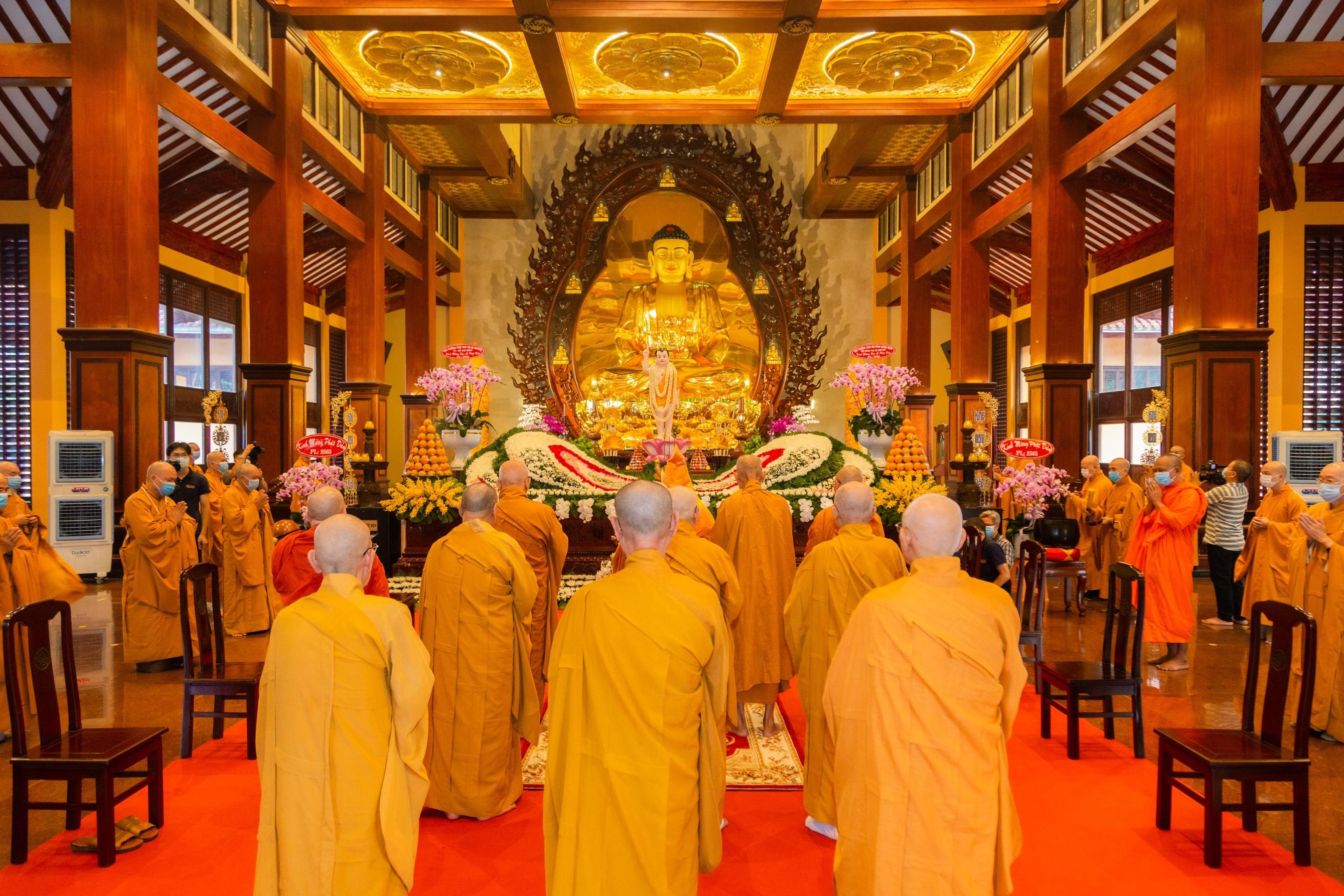 Chư tôn đức giáo phẩm đối trước Phật đài Chư tôn đức giáo phẩm đối trước Phật đài