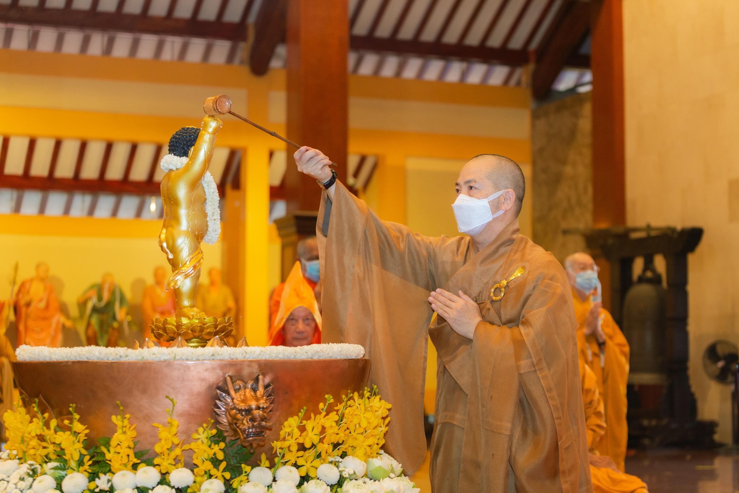 Các thành viên Thường trực Ban Trị sự lần lượt cung kính Tắm Phật Các thành viên Thường trực Ban Trị sự lần lượt cung kính Tắm Phật