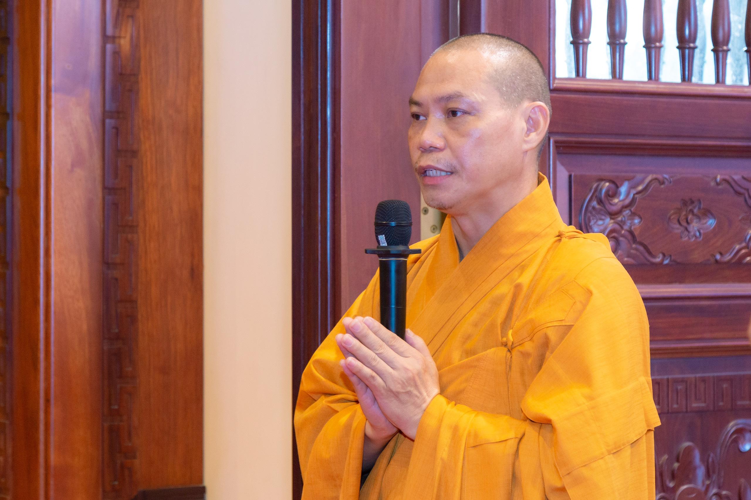 Thượng tọa Thích Trí Chơn, Trưởng ban Văn hóa GHPGVN TP.HCM dẫn chương trình Thượng tọa Thích Trí Chơn, Trưởng ban Văn hóa GHPGVN TP.HCM dẫn chương trình